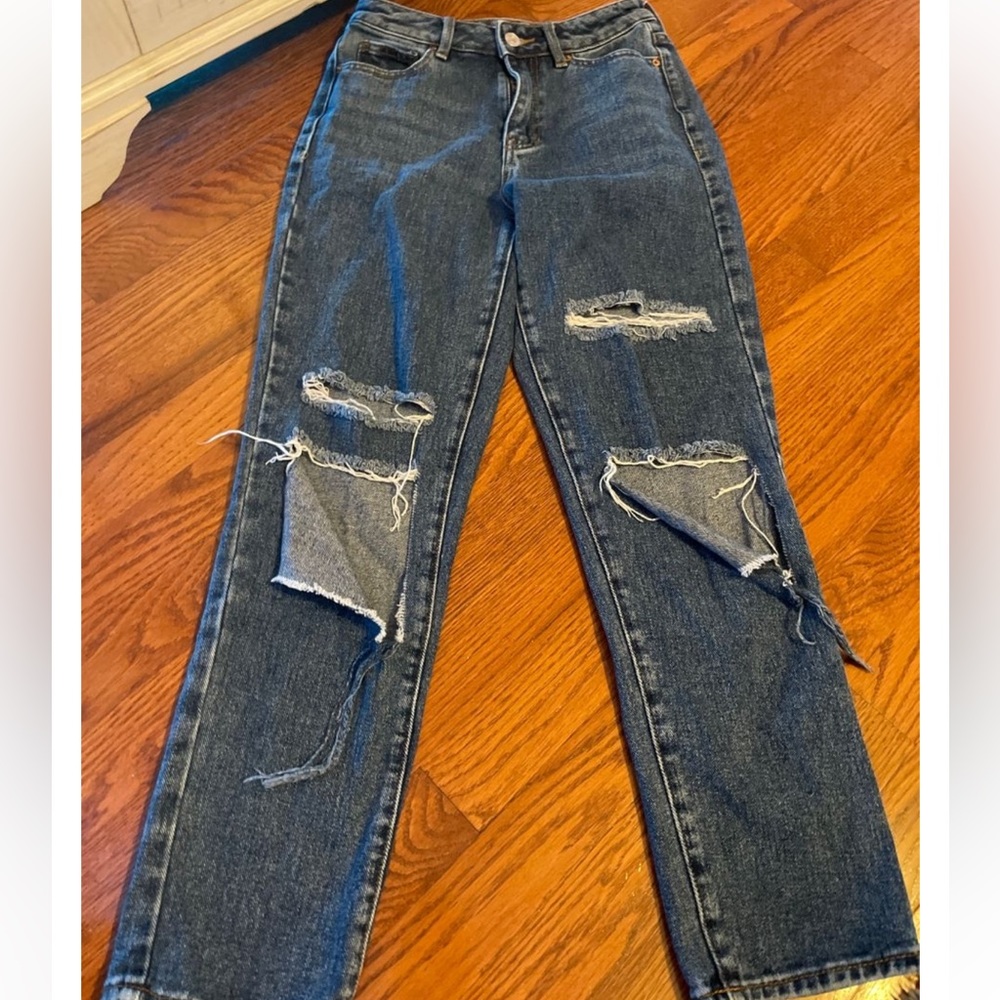 90s boyfriend ripped jeans. THIS ARE SO SO FREAKING CUTE!! Super comfy!!